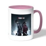 كوب قهوة بمقبض وردي بتصميم ليون وكلير رزدنت إيفل 2