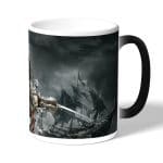 كوب قهوة سحري لون اسود بتصميم أساسنز كريد