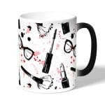 كوب قهوة سحري لون اسود بتصميم ادوات المكياج والموضة