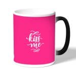 كوب قهوة سحري لون اسود بتصميم اعطني قبلة