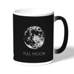 كوب قهوة سحري لون اسود بتصميم اكتمال القمر