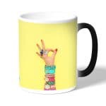 كوب قهوة سحري لون اسود بتصميم اكسسوارات يد امرأة