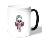 كوب قهوة سحري لون اسود بتصميم الأستماع الى الموسيقى