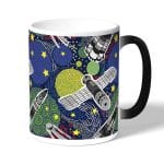 كوب قهوة سحري لون اسود بتصميم الفضاء الخارجي