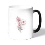 كوب قهوة سحري لون اسود بتصميم رسمه ورده