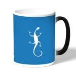 كوب قهوة سحري لون اسود بتصميم سحليه