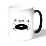 كوب قهوة سحري لون اسود بتصميم سلطعون خائف