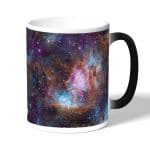 كوب قهوة سحري لون اسود بتصميم فضاء بنفسجي