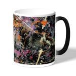 كوب قهوة سحري لون اسود بتصميم فن تجريدي