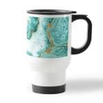 كوب قهوة للسيارة لون ابيض بتصميم أزرق ذهبي