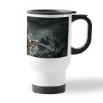 كوب قهوة للسيارة لون ابيض بتصميم أساسنز كريد