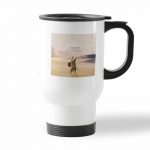 كوب قهوة للسيارة لون ابيض بتصميم أساسنز كريد أوريجنز