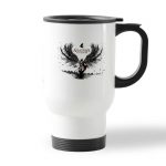 كوب قهوة للسيارة لون ابيض بتصميم أساسنز كريد الجناح الأسود