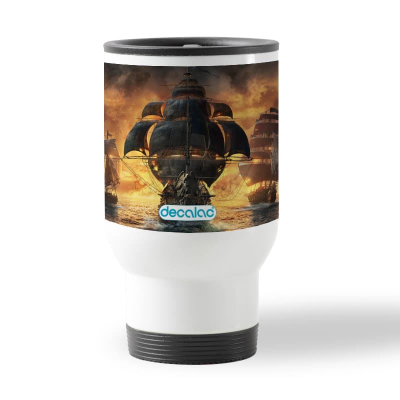 كوب-قهوة-للسيارة-لون-ابيض-بتصميم-أساسنز-كريد-بلاك-فلاغ-1