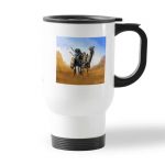 كوب قهوة للسيارة لون ابيض بتصميم أساسنز كريد حورس