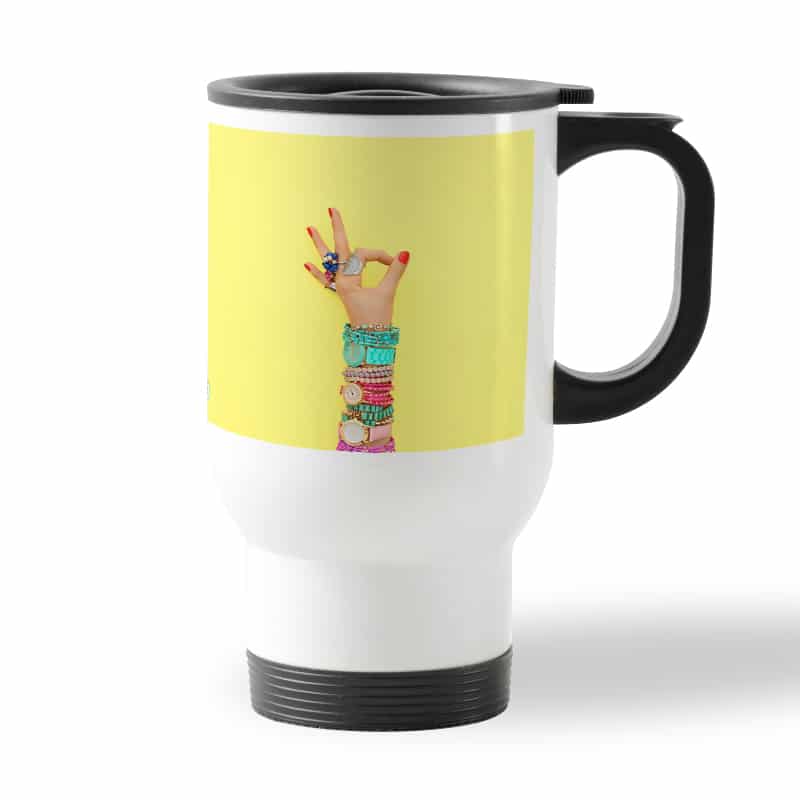 كوب قهوة للسيارة لون ابيض بتصميم اكسسوارات يد امرأة كوب قهوة للسيارة لون ابيض بتصميم اكسسوارات يد امرأة