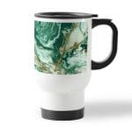 كوب قهوة للسيارة لون ابيض بتصميم ذهبي وأخضر