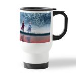 كوب قهوة للسيارة لون ابيض بتصميم رحله الاصدقاء