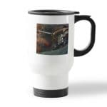 كوب قهوة للسيارة لون ابيض بتصميم قتال مع العملاق الضخم هجوم العمالقة