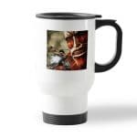 كوب قهوة للسيارة لون ابيض بتصميم قتال مع عملاق هجوم العمالقة