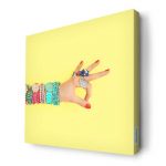 لوحة جدارية قماش كانفس باطار خشبي داخلي بتصميم اكسسوارات يد امرأة