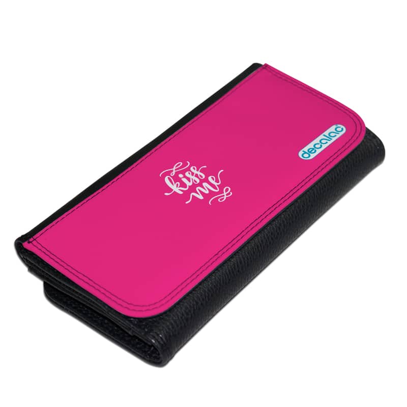 محفظة-جلد-بتصميم-اعطني-قبلة-1
