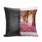 مخدة سحرية مع الحشوة لون اسود بتصميم اشجار الساكورا