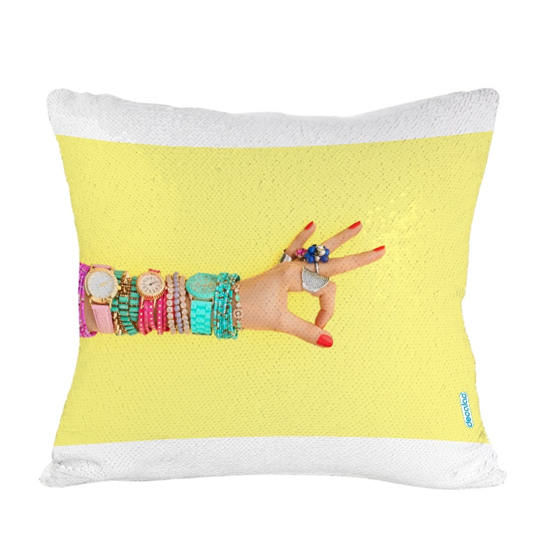 مخدة-سحرية-مع-الحشوة-لون-اسود-بتصميم-اكسسوارات-يد-امرأة-1