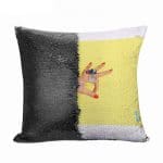 مخدة سحرية مع الحشوة لون اسود بتصميم اكسسوارات يد امرأة