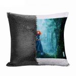 مخدة سحرية مع الحشوة لون اسود بتصميم الأميرة ميريدا مع القوس والسهم