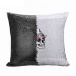 مخدة سحرية مع الحشوة لون اسود بتصميم جمجمه بقبعه