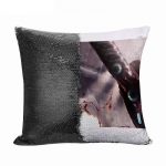 مخدة سحرية مع الحشوة لون اسود بتصميم جيل فالنتاين اطلاق النار رزدنت ايفل 3