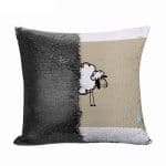 مخدة سحرية مع الحشوة لون اسود بتصميم خروف