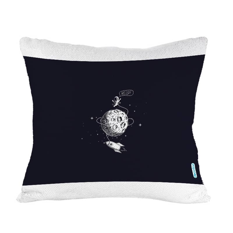 مخدة-سحرية-مع-الحشوة-لون-اسود-بتصميم-رائد-فضاء-1