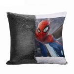 مخدة سحرية مع الحشوة لون اسود بتصميم سبايدر مان اعلى البرج