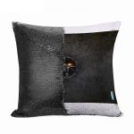 مخدة سحرية مع الحشوة لون اسود بتصميم شعار ذا ويتشر