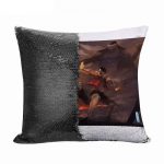 مخدة سحرية مع الحشوة لون اسود بتصميم قتال اللحيه البيضاء ون بيس