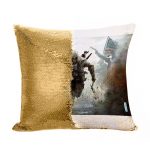 مخدة سحرية مع الحشوة لون ذهبي بتصميم أساسنز كريد وسط الحرب