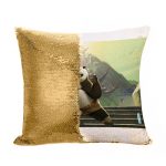 مخدة سحرية مع الحشوة لون ذهبي بتصميم بو كونغ فو باندا