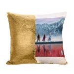 مخدة سحرية مع الحشوة لون ذهبي بتصميم رحله الاصدقاء