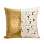 مخدة سحرية مع الحشوة لون ذهبي بتصميم قمر ونجوم