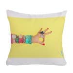 مخدة مع الحشوة بتصميم اكسسوارات يد امرأة