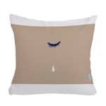 مخدة مع الحشوة بتصميم عيون تبكي