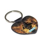 ميدالية مفاتيح شكل قلب بتصميم أساسنز كريد بلاك فلاغ