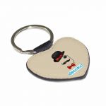 ميدالية مفاتيح شكل قلب بتصميم قبعة وشوارب