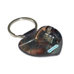 ميدالية مفاتيح شكل قلب بتصميم قتال مع العملاق الضخم هجوم العمالقة