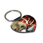 ميدالية مفاتيح شكل قلب بتصميم قتال مع عملاق هجوم العمالقة